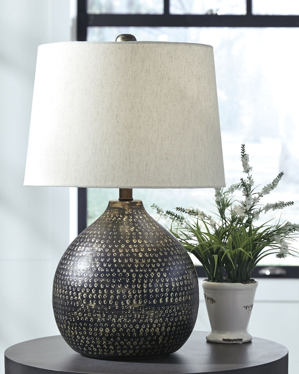 Maire - Metal Table Lamp  - Black / Gold Finish